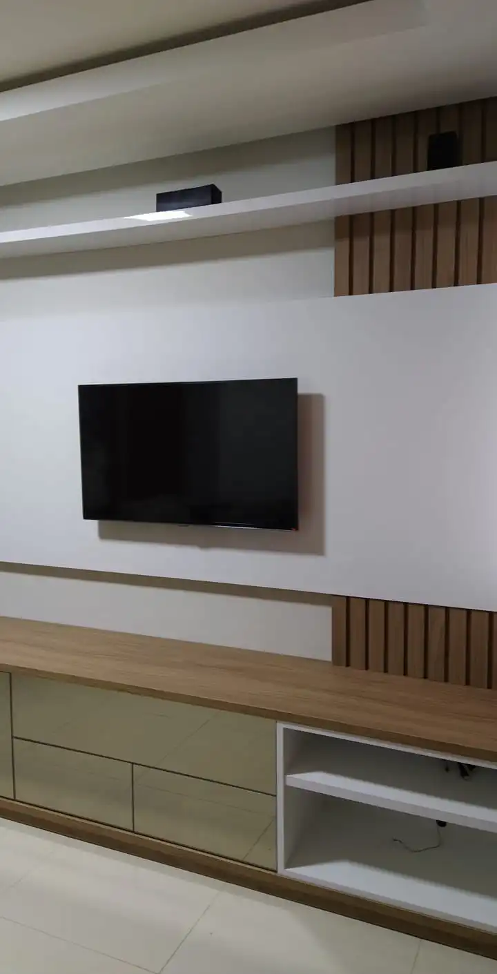 Painel de TV com ripado de madeira, rack em dois tons e nichos abertos